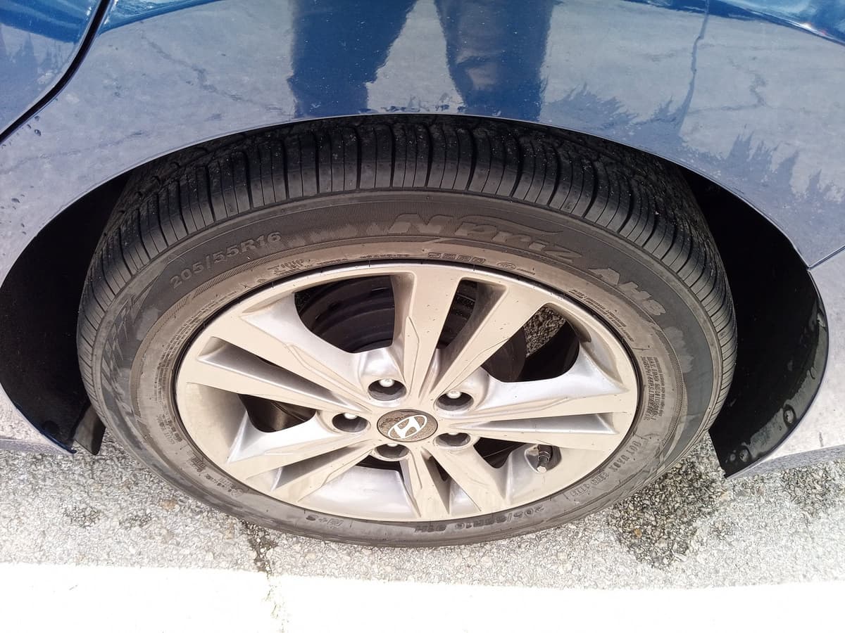 2017 Hyundai Elantra - Image 12