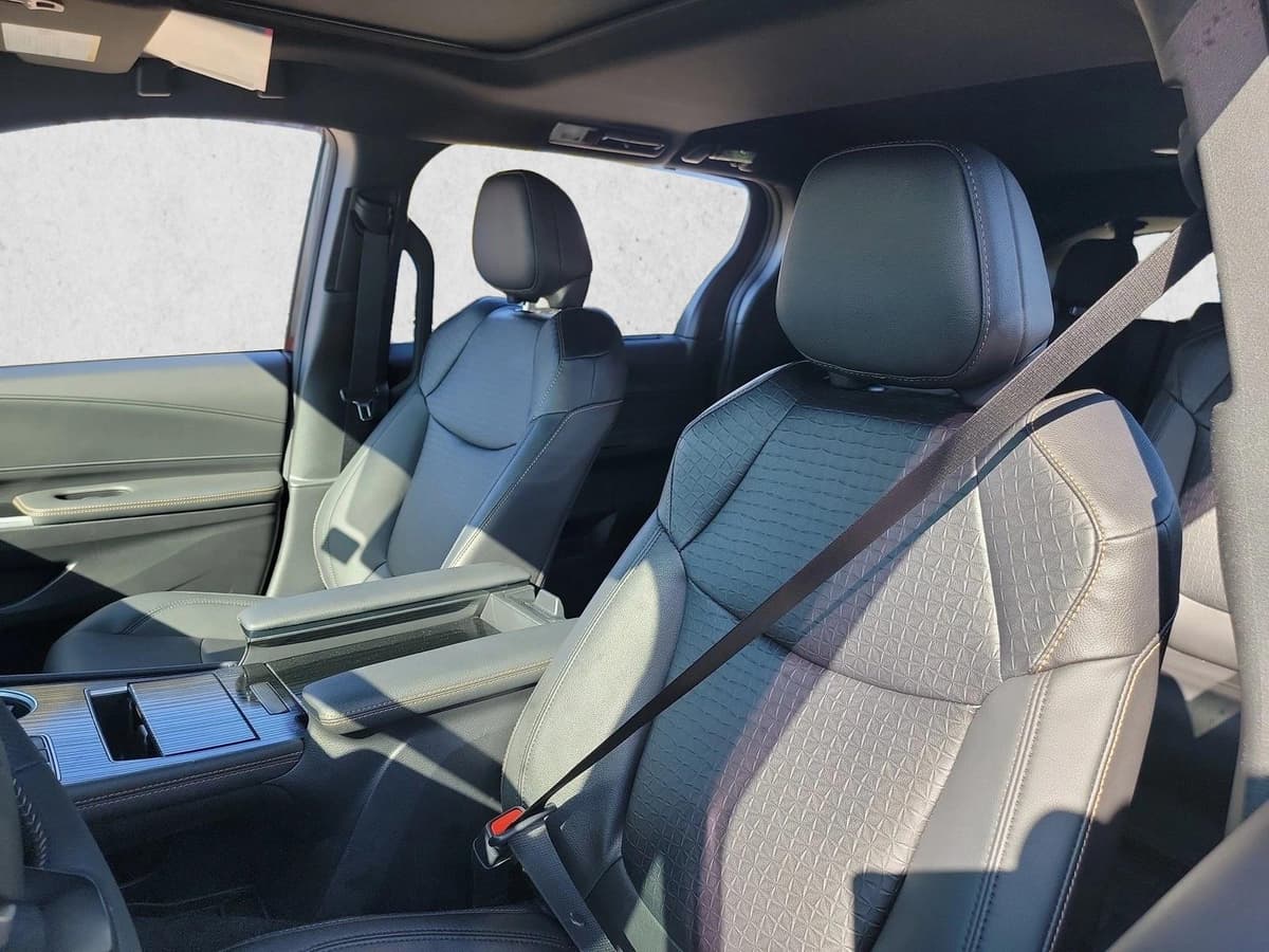 2025 Toyota Sienna - Image 13