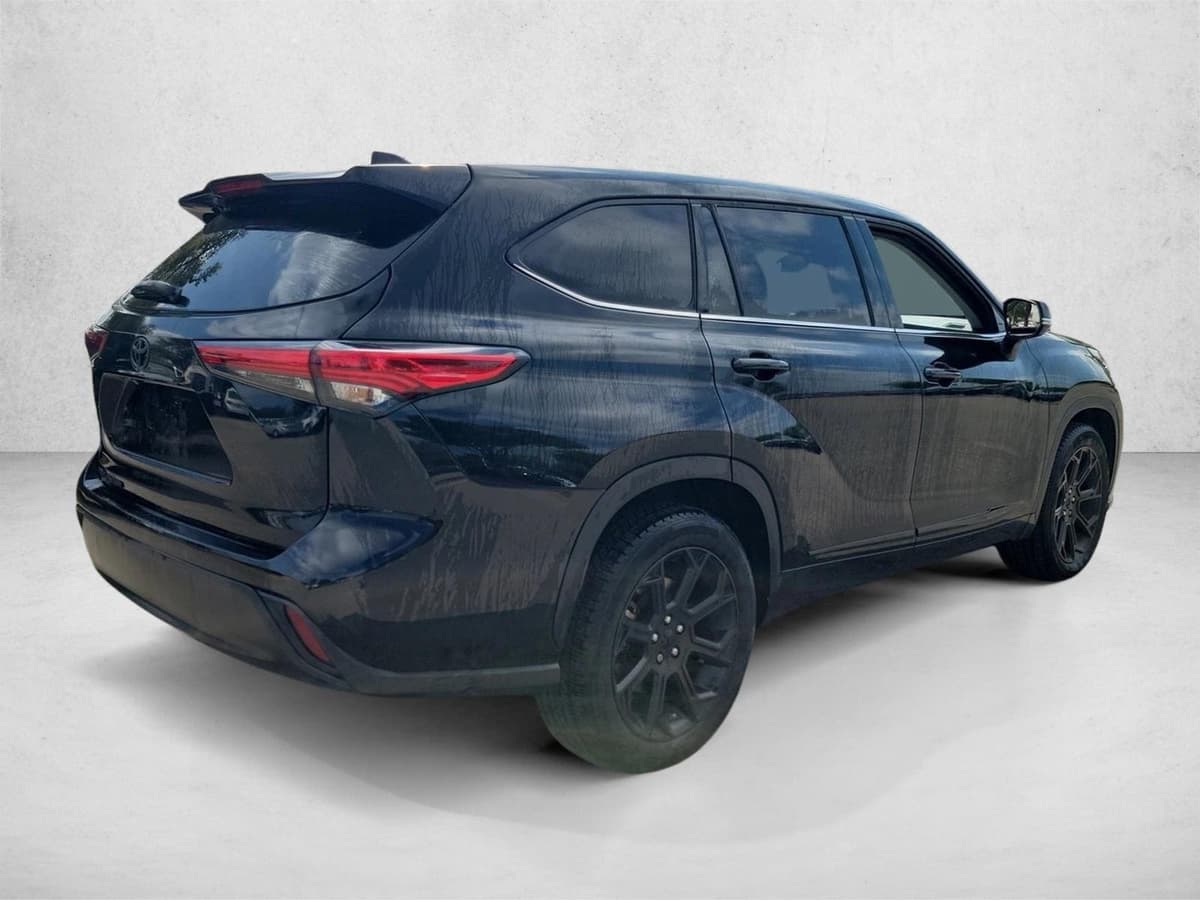 2022 Toyota Highlander - Image 5