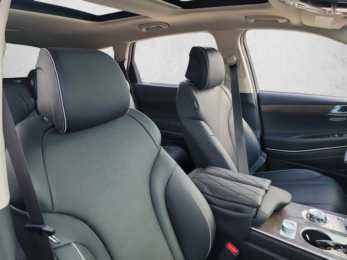 2026 Genesis GV80 - Image 11