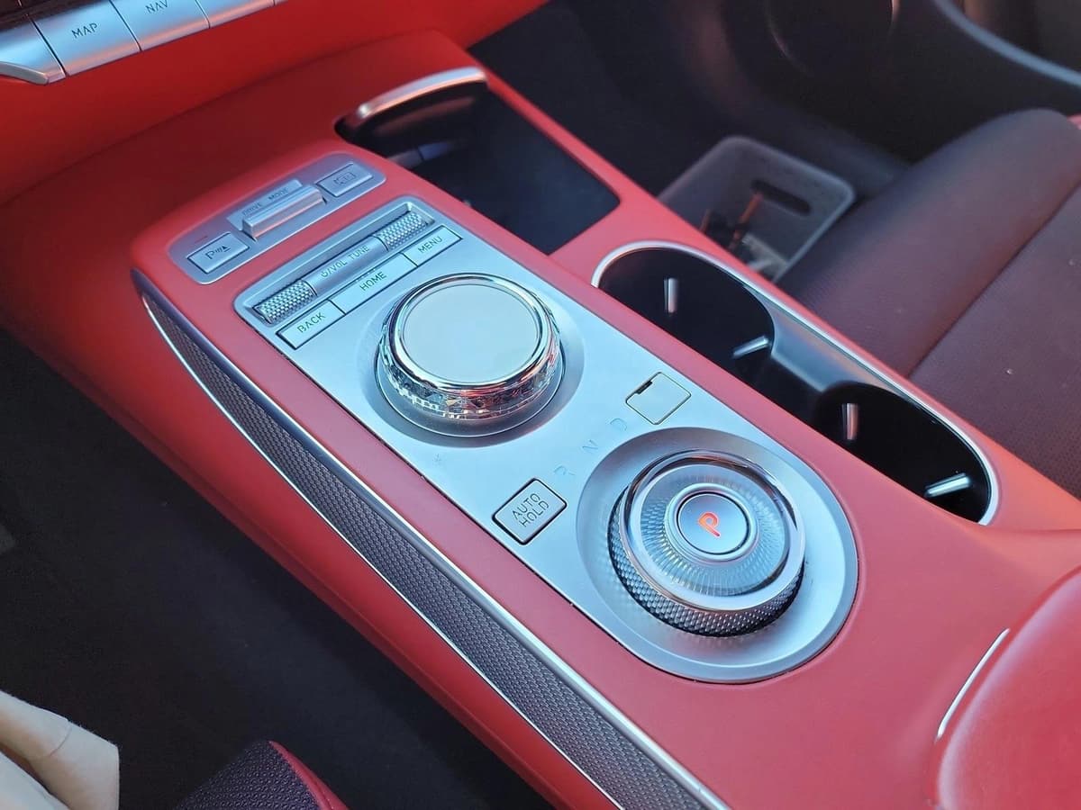 2022 Genesis GV70 - Image 20