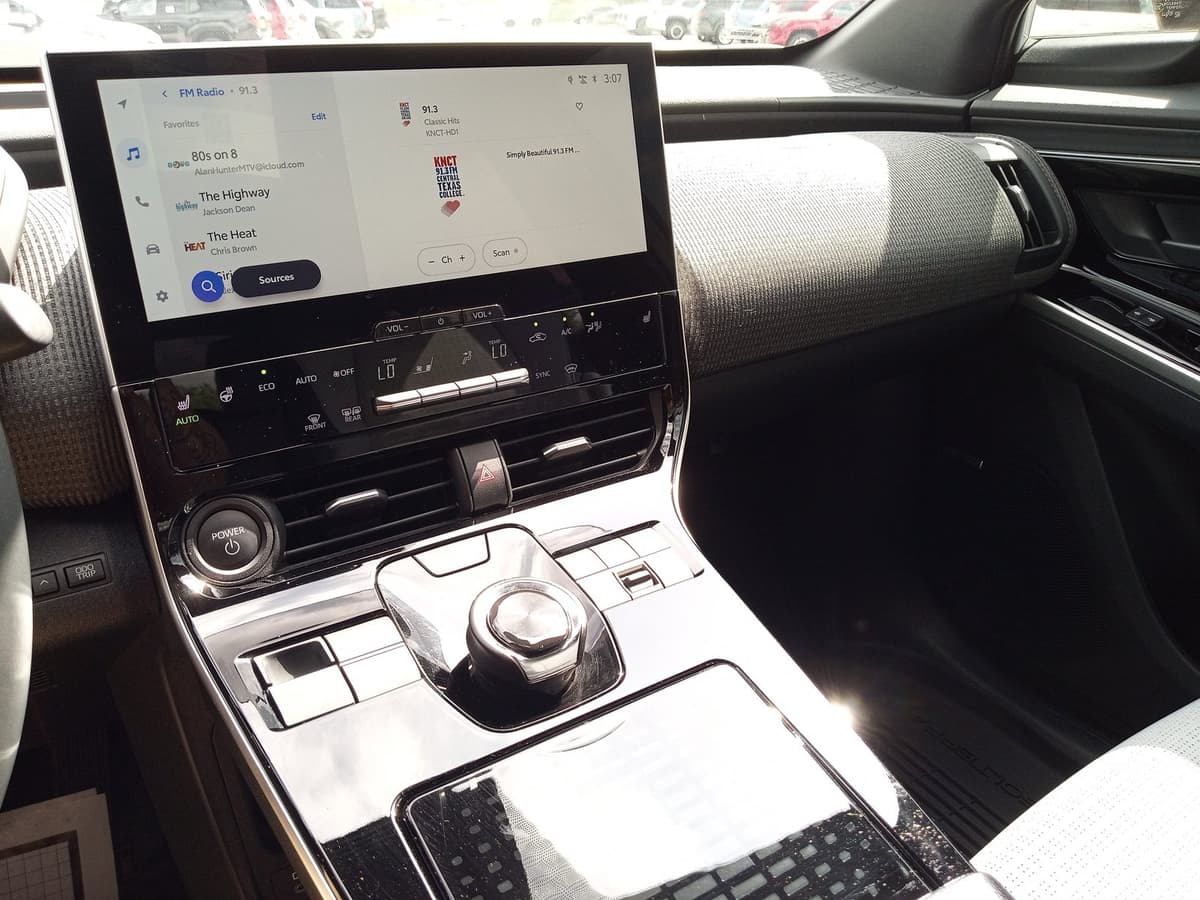 2025 Subaru Solterra - Image 21