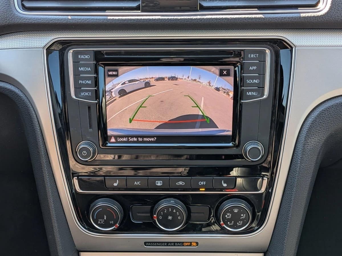 2019 Volkswagen Passat - Image 13