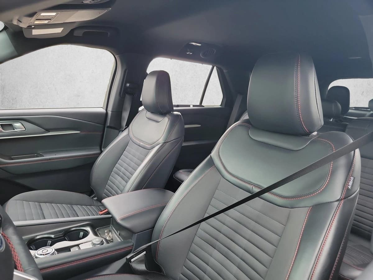 2025 Ford Explorer - Image 11