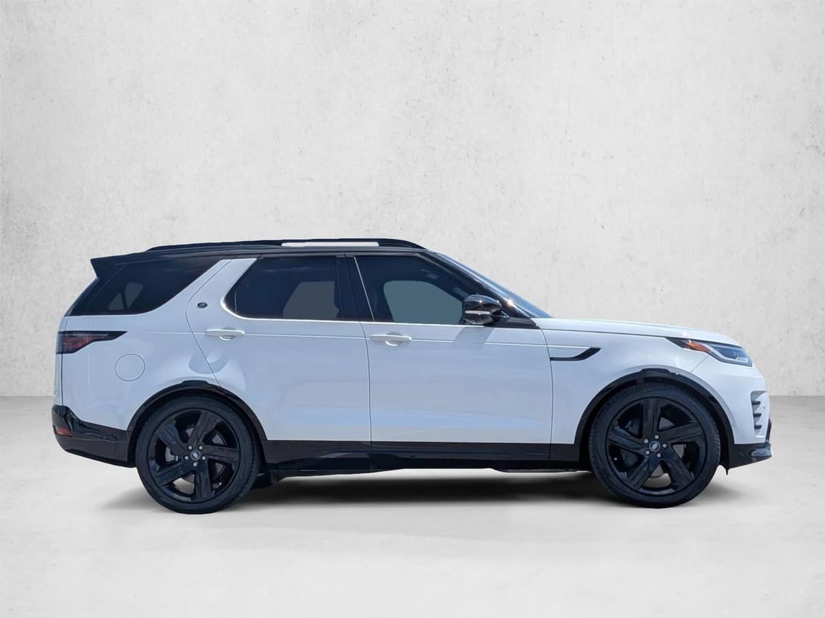 2023 Land Rover Discovery - Image 4