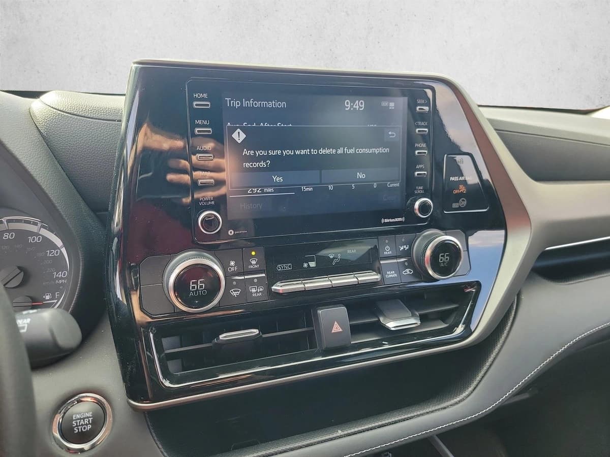 2022 Toyota Highlander - Image 18