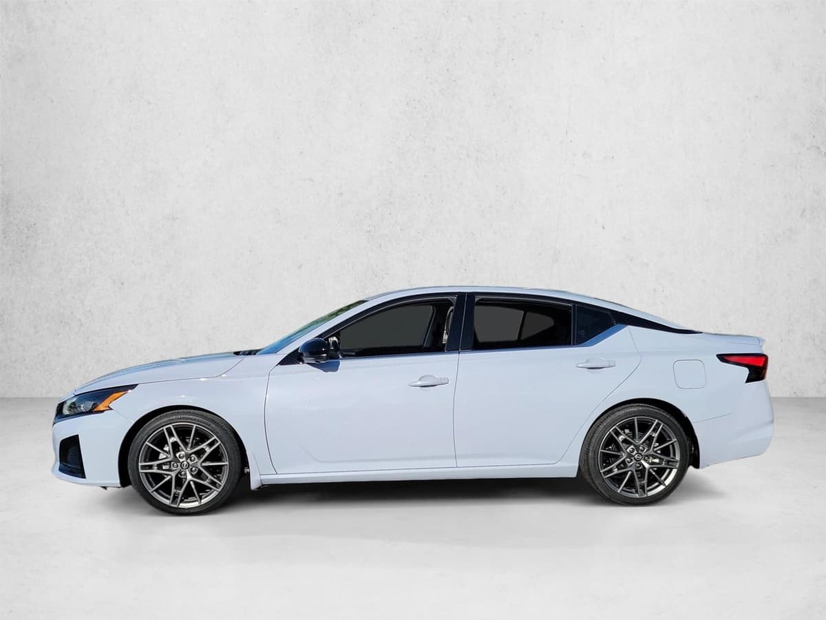 2023 Nissan Altima - Image 8