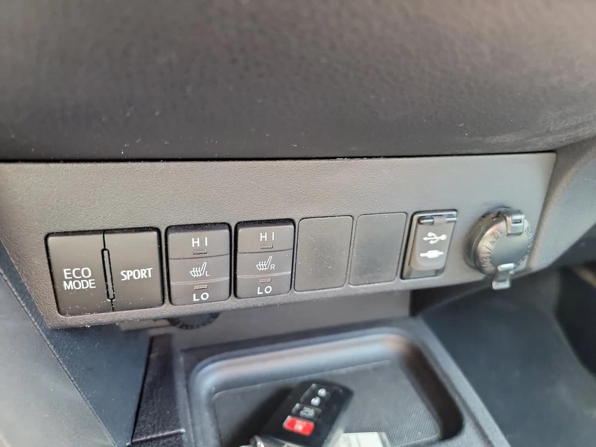 2016 Toyota RAV4 - Image 20