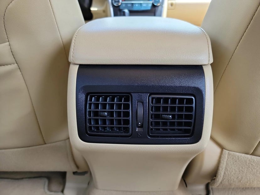 2016 Toyota Camry Hybrid - Image 17