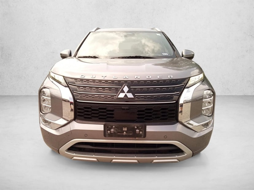 2022 Mitsubishi Outlander - Image 2