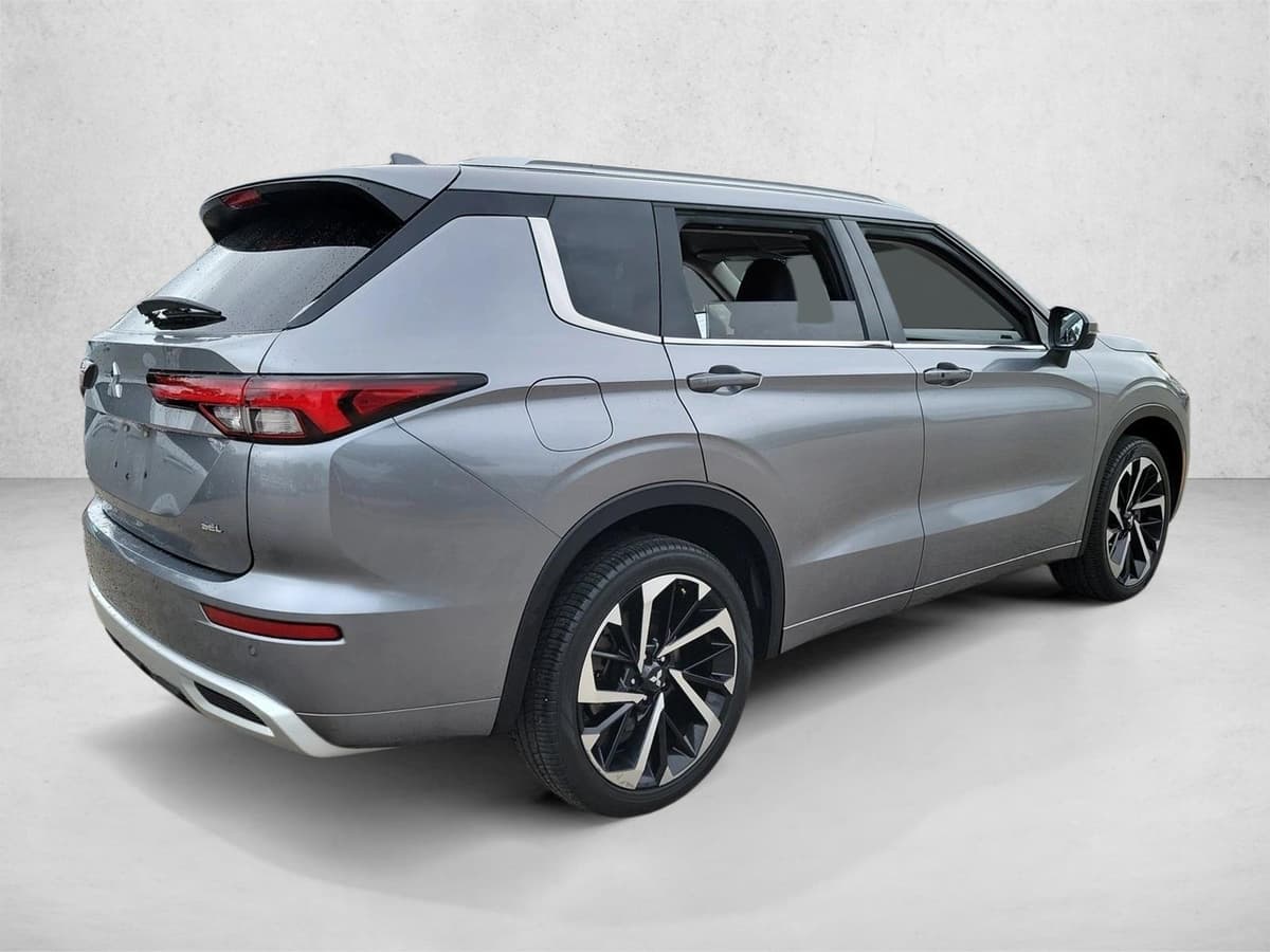 2024 Mitsubishi Outlander - Image 4