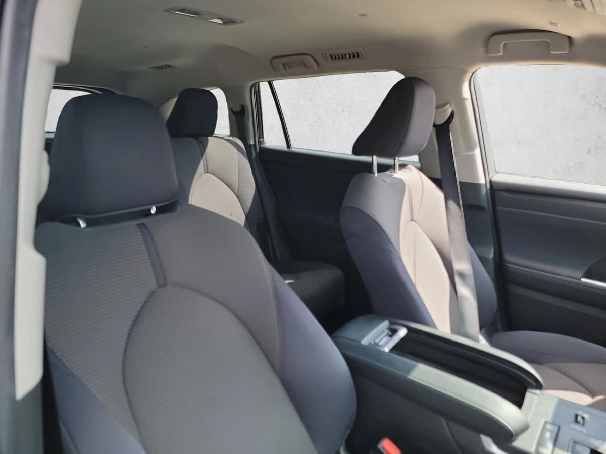 2022 Toyota Highlander - Image 12