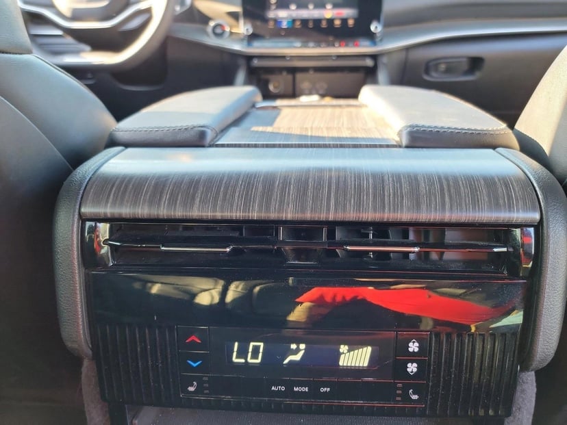 2024 Jeep Wagoneer L - Image 17