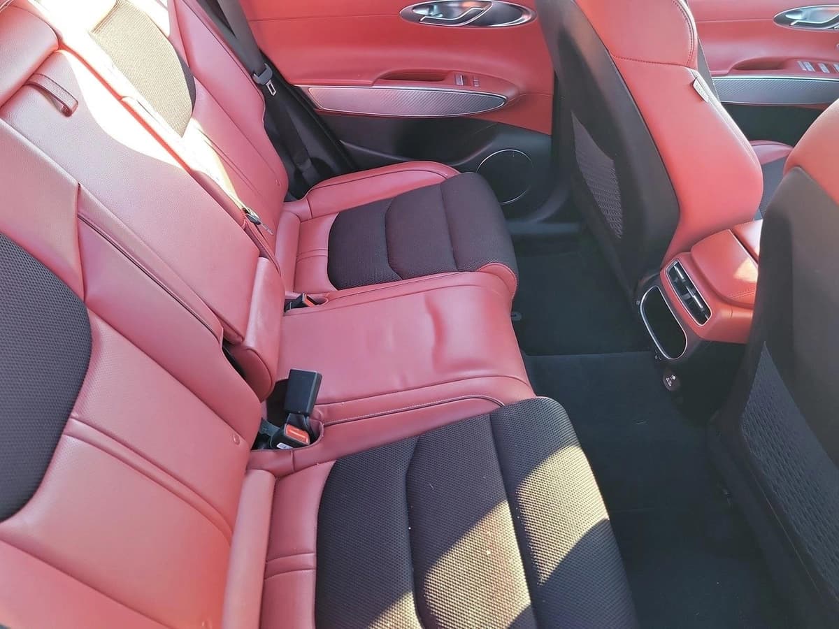 2022 Genesis GV70 - Image 13