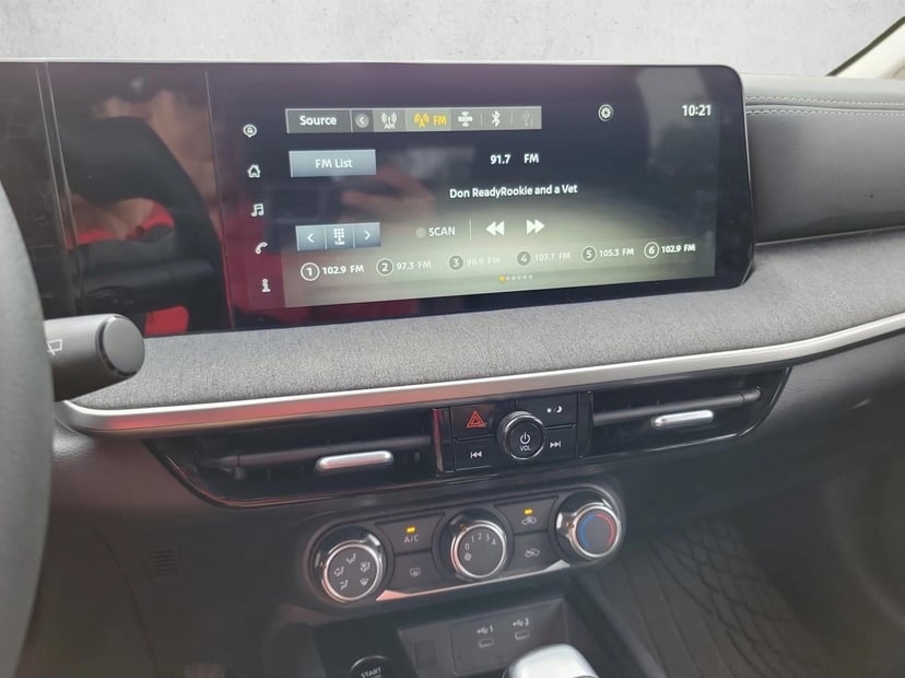 2025 Nissan Kicks - Image 15