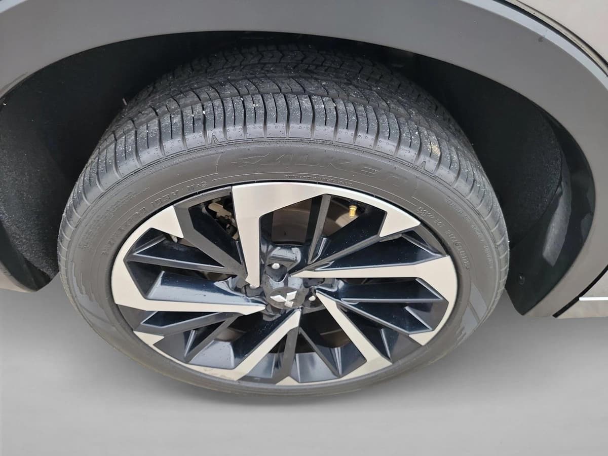 2024 Mitsubishi Outlander - Image 10