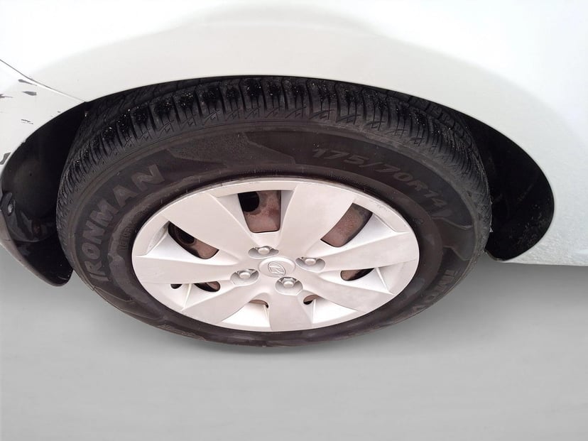 2010 Hyundai Accent - Image 11