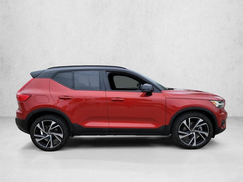 2022 Volvo XC40 - Image 4