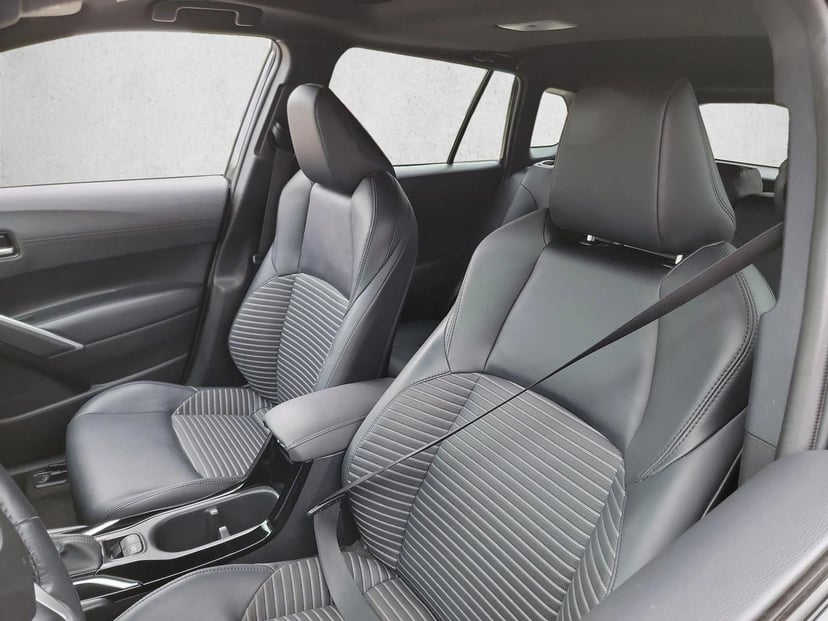 2023 Toyota Corolla Cross Hybrid - Image 4