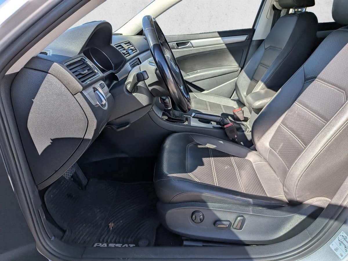 2019 Volkswagen Passat - Image 16