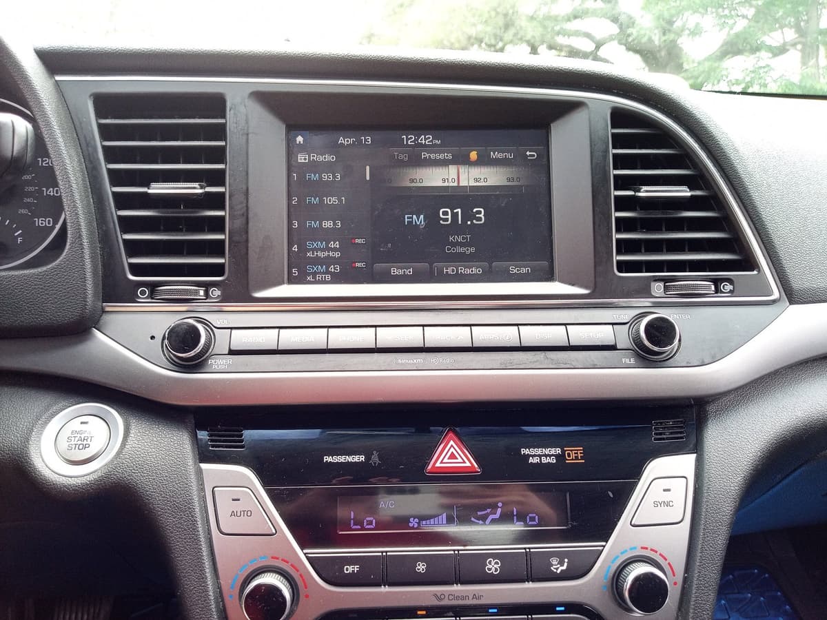 2017 Hyundai Elantra - Image 21