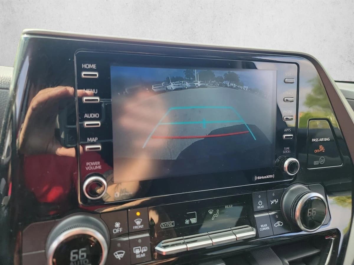 2022 Toyota Highlander - Image 19