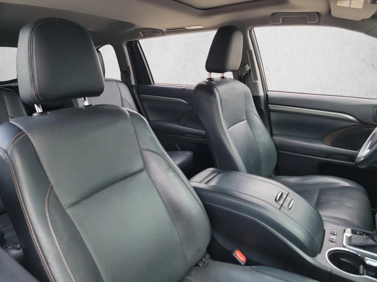 2017 Toyota Highlander - Image 12