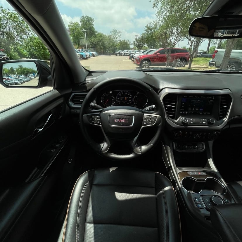 2023 GMC Acadia - Image 12