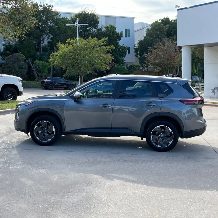 2025 Nissan Rogue - Image 2