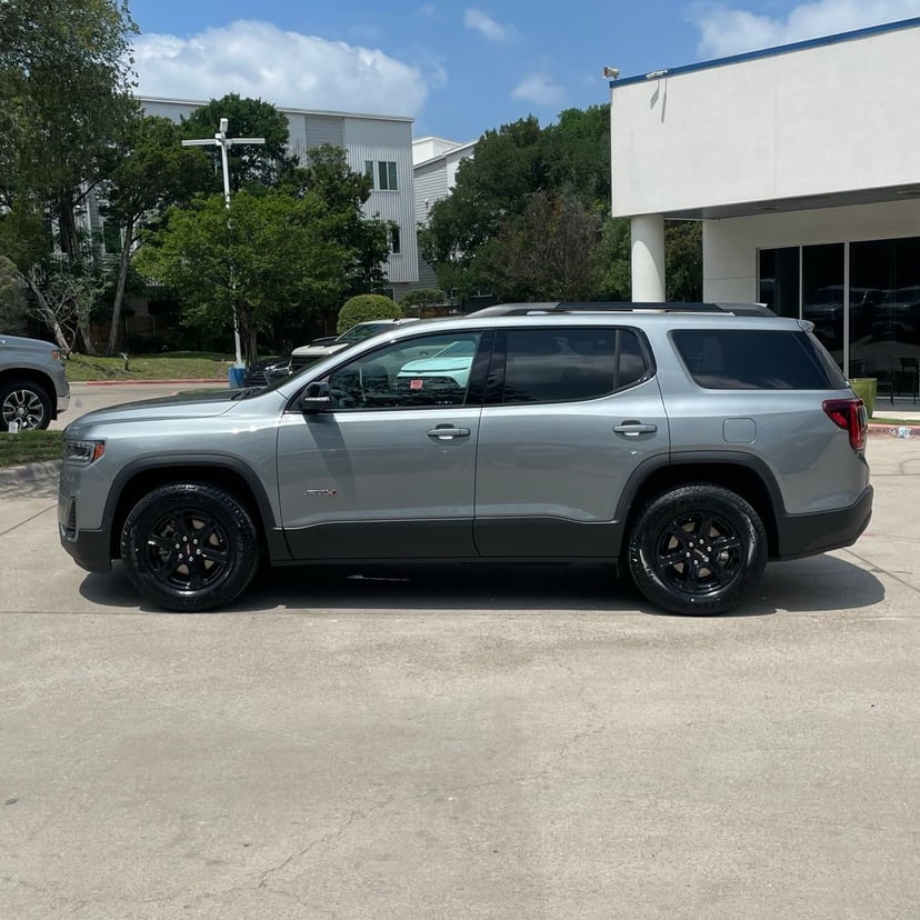 2023 GMC Acadia - Image 3