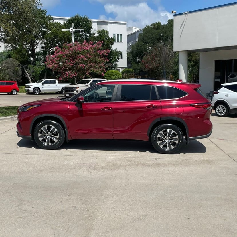 2023 Toyota Highlander - Image 2