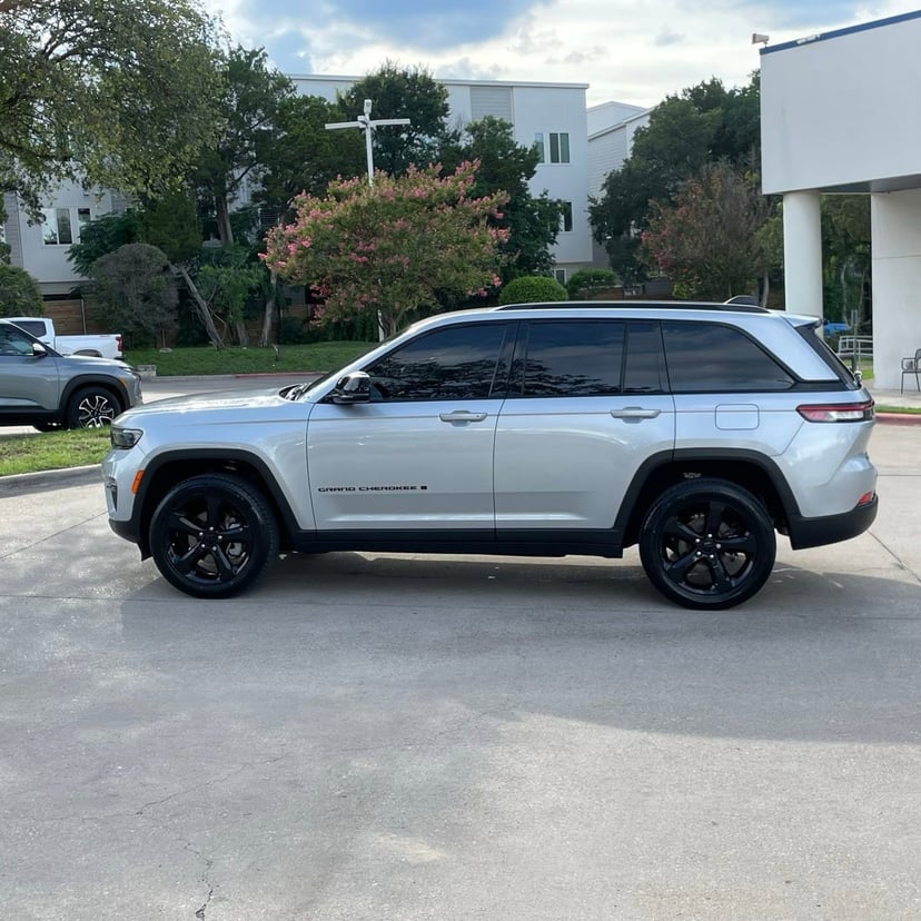 2024 Jeep Grand Cherokee - Image 3