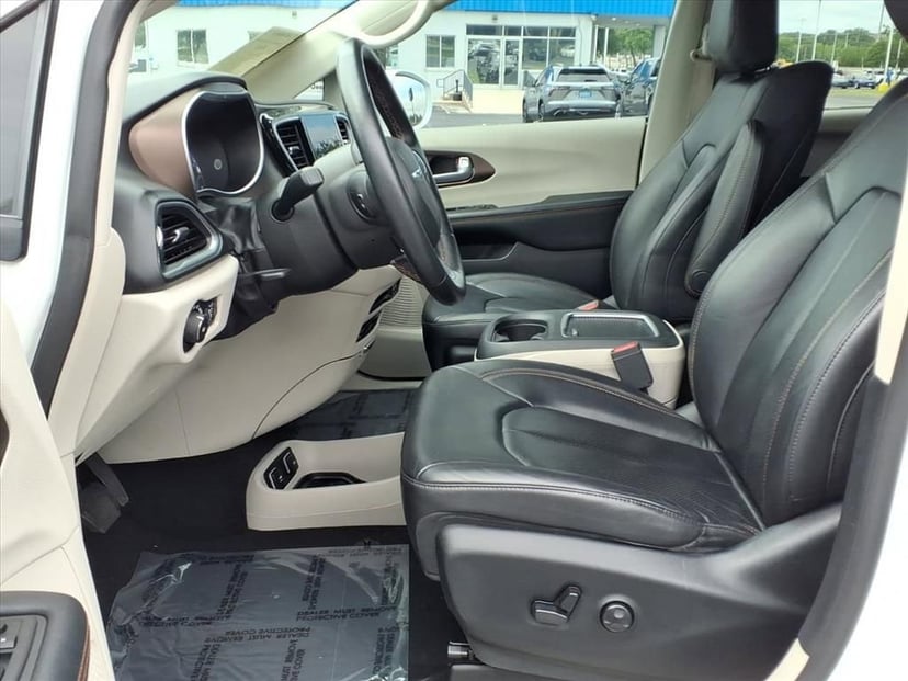 2017 Chrysler Pacifica - Image 18