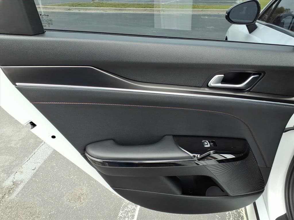2023 Kia K5 - Image 16