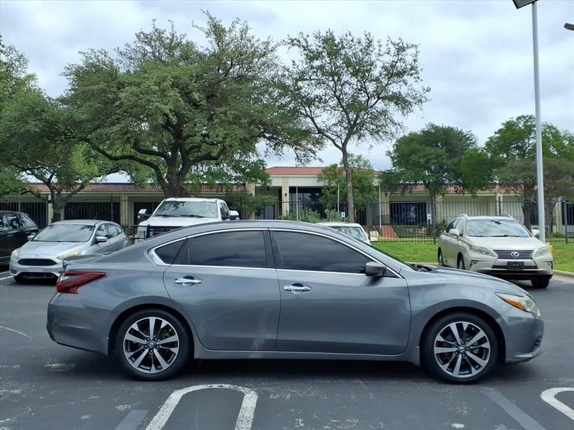 2017 Nissan Altima - Image 4