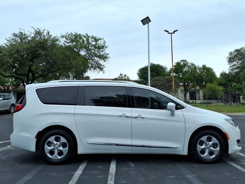 2017 Chrysler Pacifica - Image 4