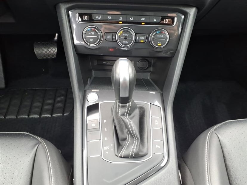 2021 Volkswagen Tiguan - Image 28