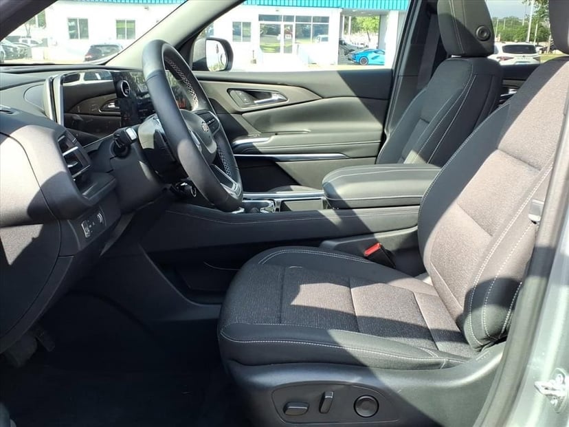 2025 Chevrolet Traverse - Image 14