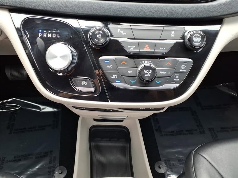 2017 Chrysler Pacifica - Image 26