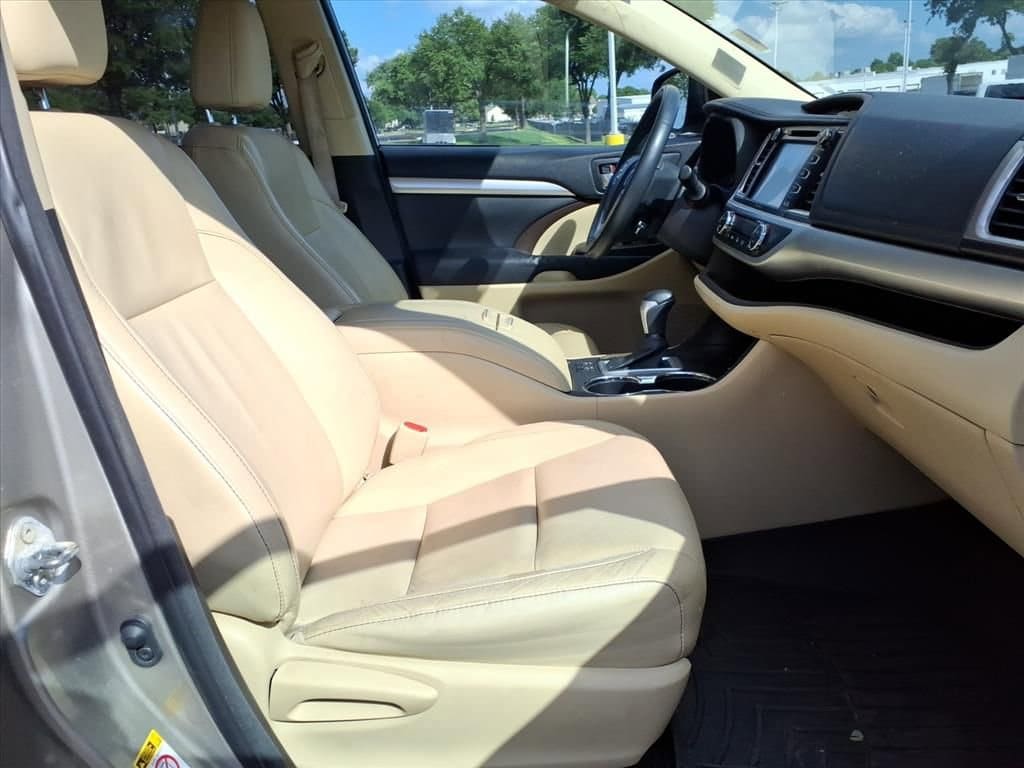 2014 Toyota Highlander - Image 11