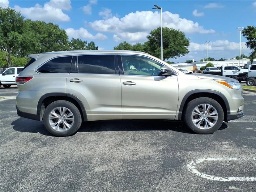 2014 Toyota Highlander - Image 2