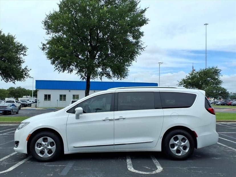 2017 Chrysler Pacifica - Image 10