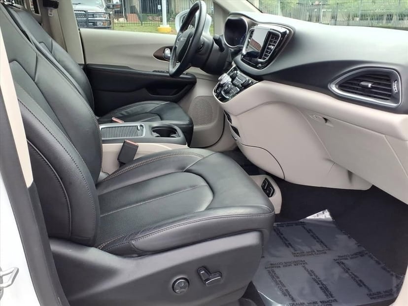 2017 Chrysler Pacifica - Image 19