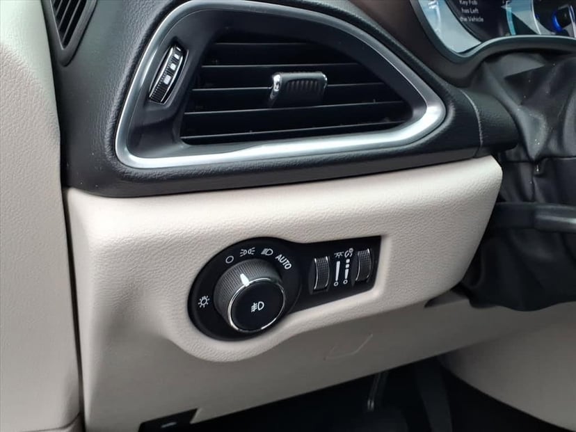 2017 Chrysler Pacifica - Image 17