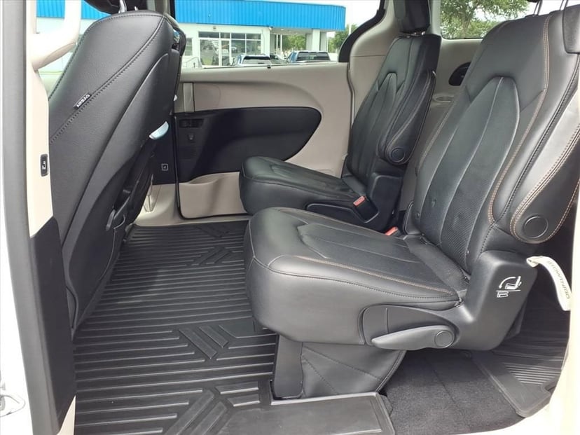 2017 Chrysler Pacifica - Image 20
