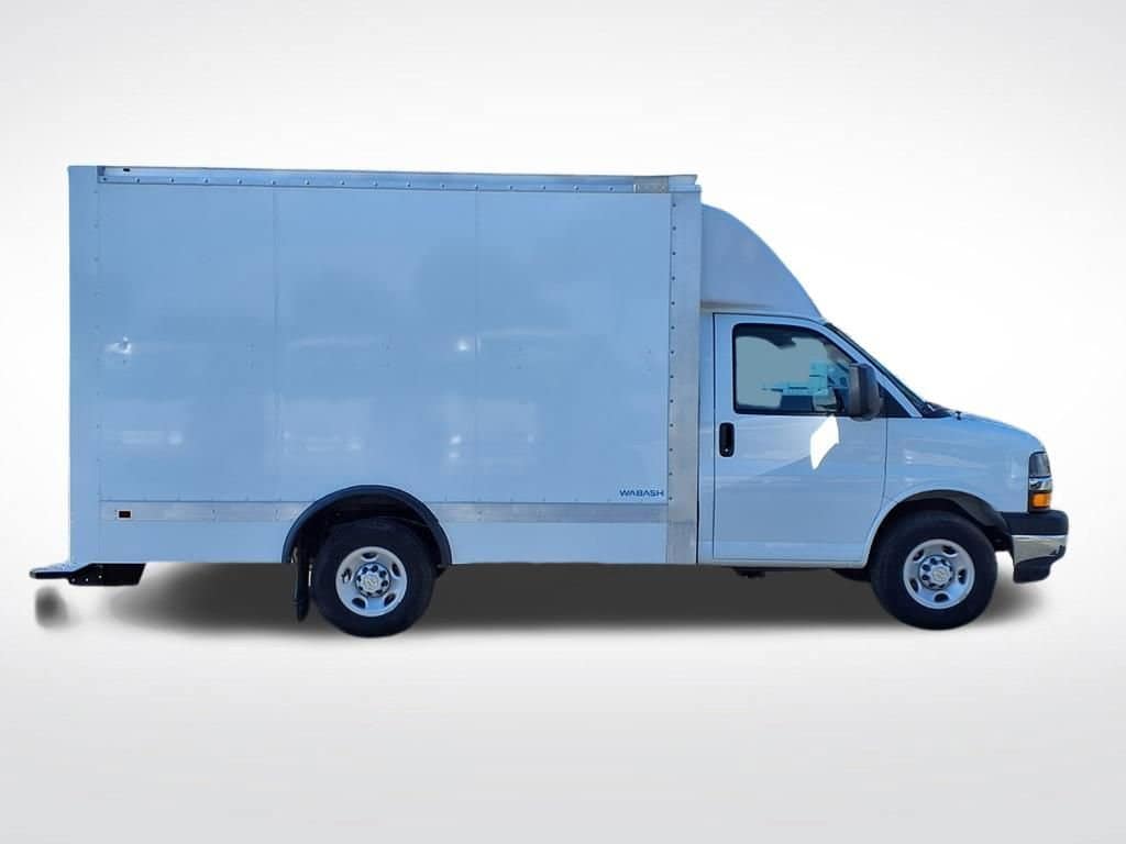 2025 Chevrolet Express Cutaway 3500 - Image 2