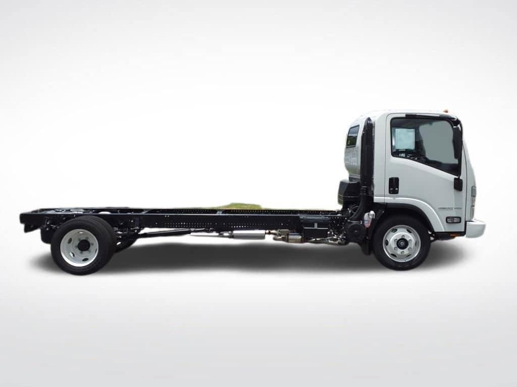 2025 Chevrolet Low Cab Forward 4500 HG - Image 3