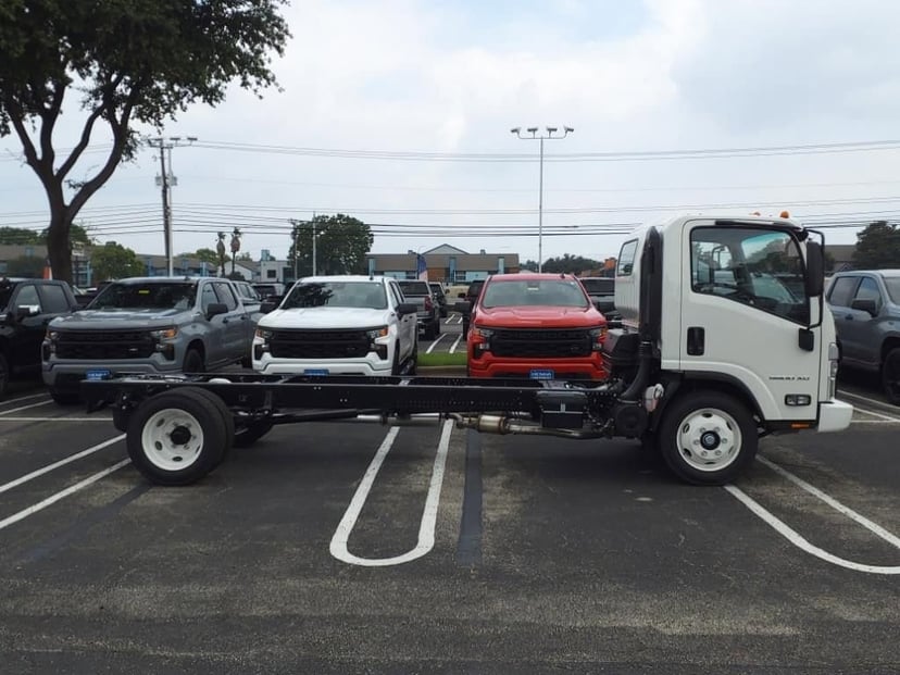 2025 Chevrolet Low Cab Forward 5500 XG - Image 3