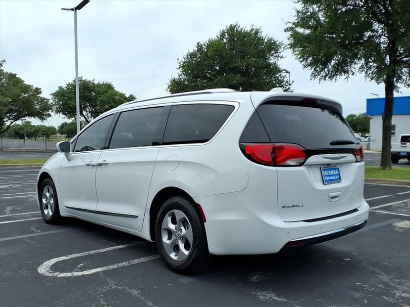 2017 Chrysler Pacifica - Image 8