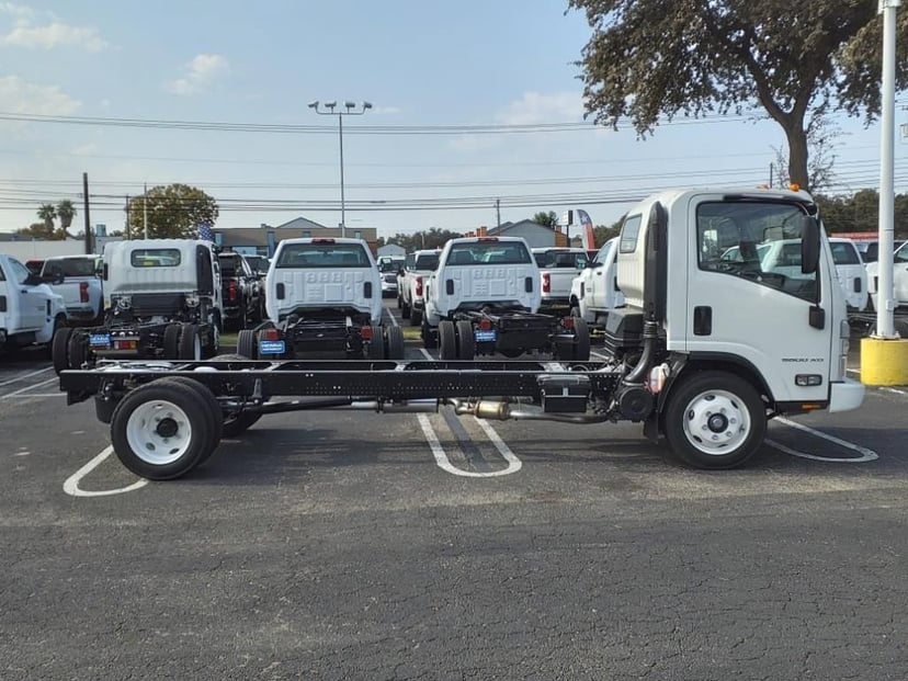 2025 Chevrolet Low Cab Forward 5500 XG - Image 3
